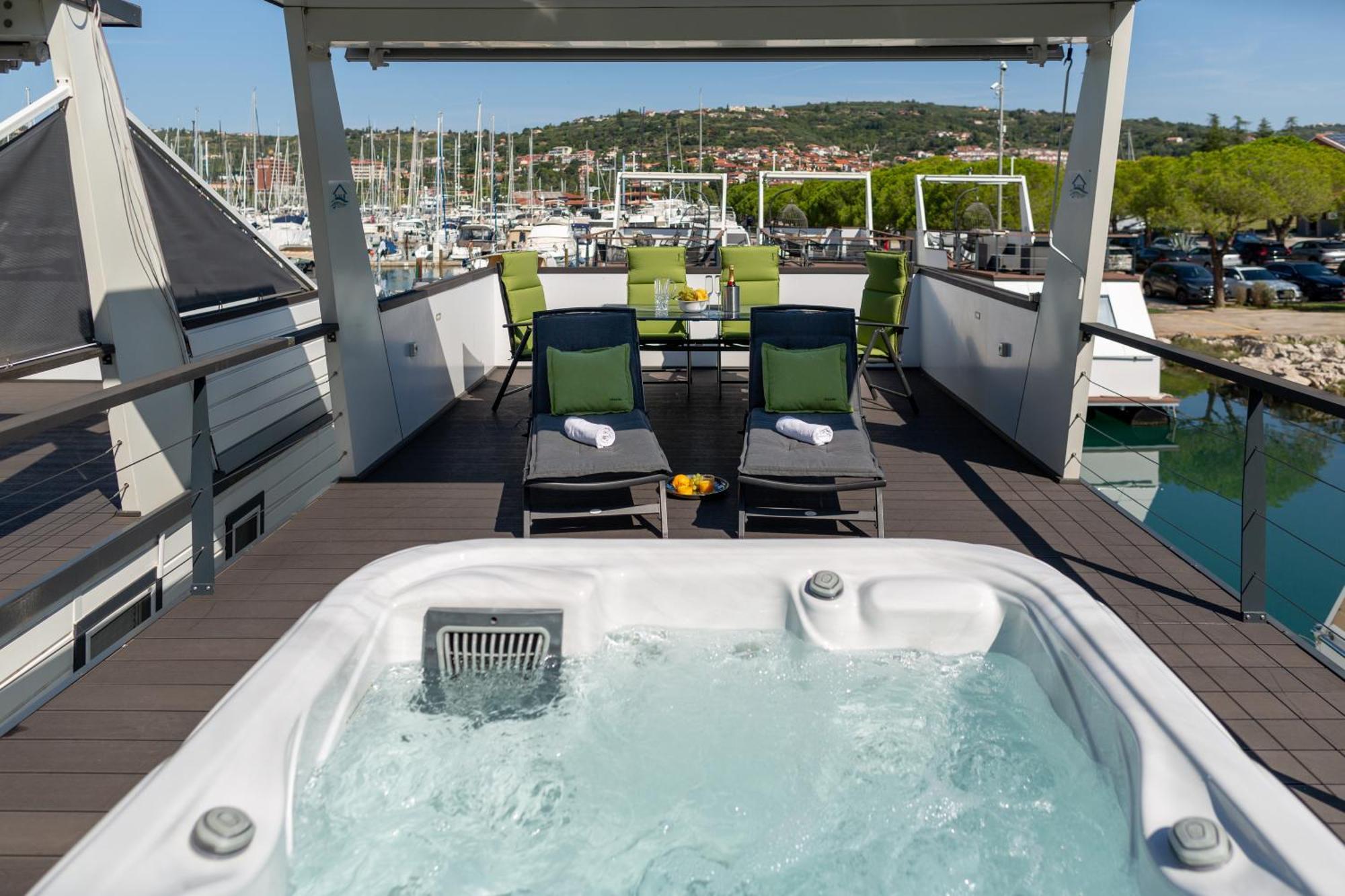 Floating Sea House Shark 3 Apartment Порторож Екстериор снимка